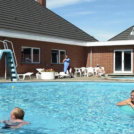 6 Person In Romo-by Traum *