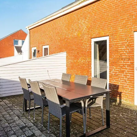 6 Person In Romo-by Traum Nyaraló *