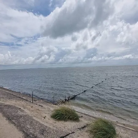 6 Person In Romo-by Traum Nyaraló *